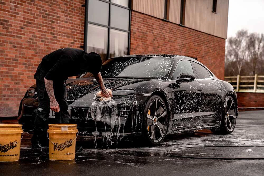 Lavage d'un véhicule avec covering